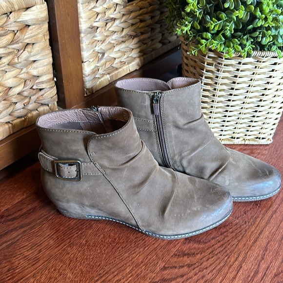 Dansko Burnished Nubuck Lia Wedge Bootie Size 40 (9.5) - Picture 5 of 14